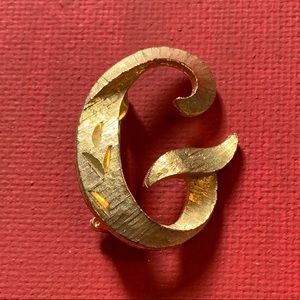 Vintage letter “G” gold tone brooch